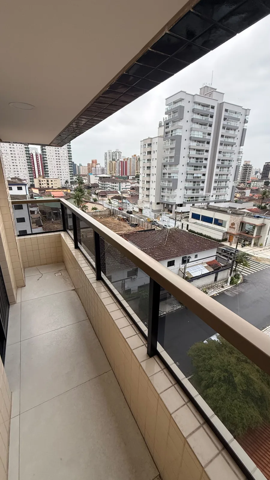 Apartamento para locação com 2 dormitórios, suíte e sacada gourmet no Canto do Forte — foto 2