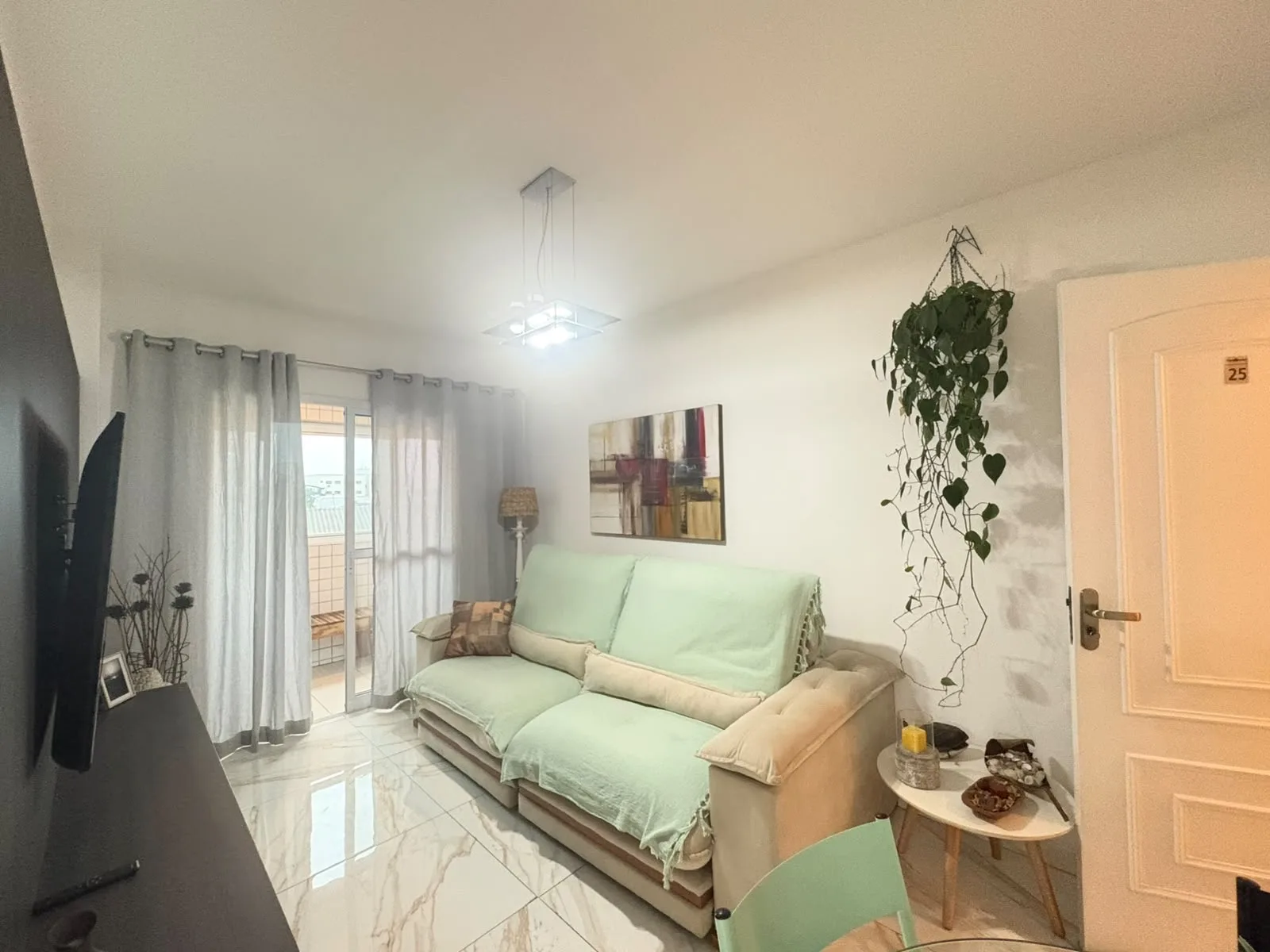 Apartamento mobiliado com 2 dormitórios, suíte, 2 sacadas e 2 vagas na Aviação — foto 2