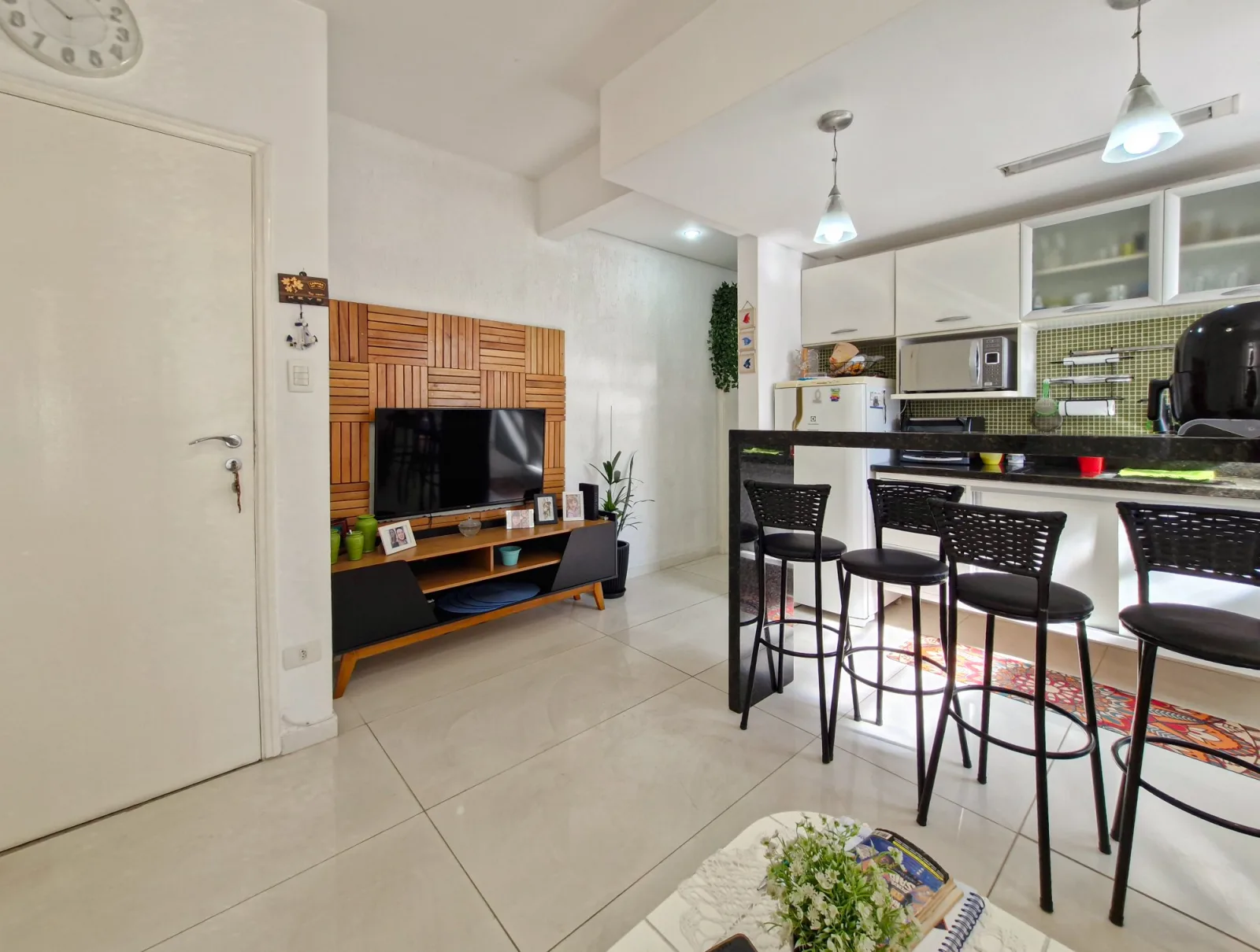 Lindo apartamento de 1 dormitório no Boqueirão, mobiliado, a poucos passos da praia. — foto 1