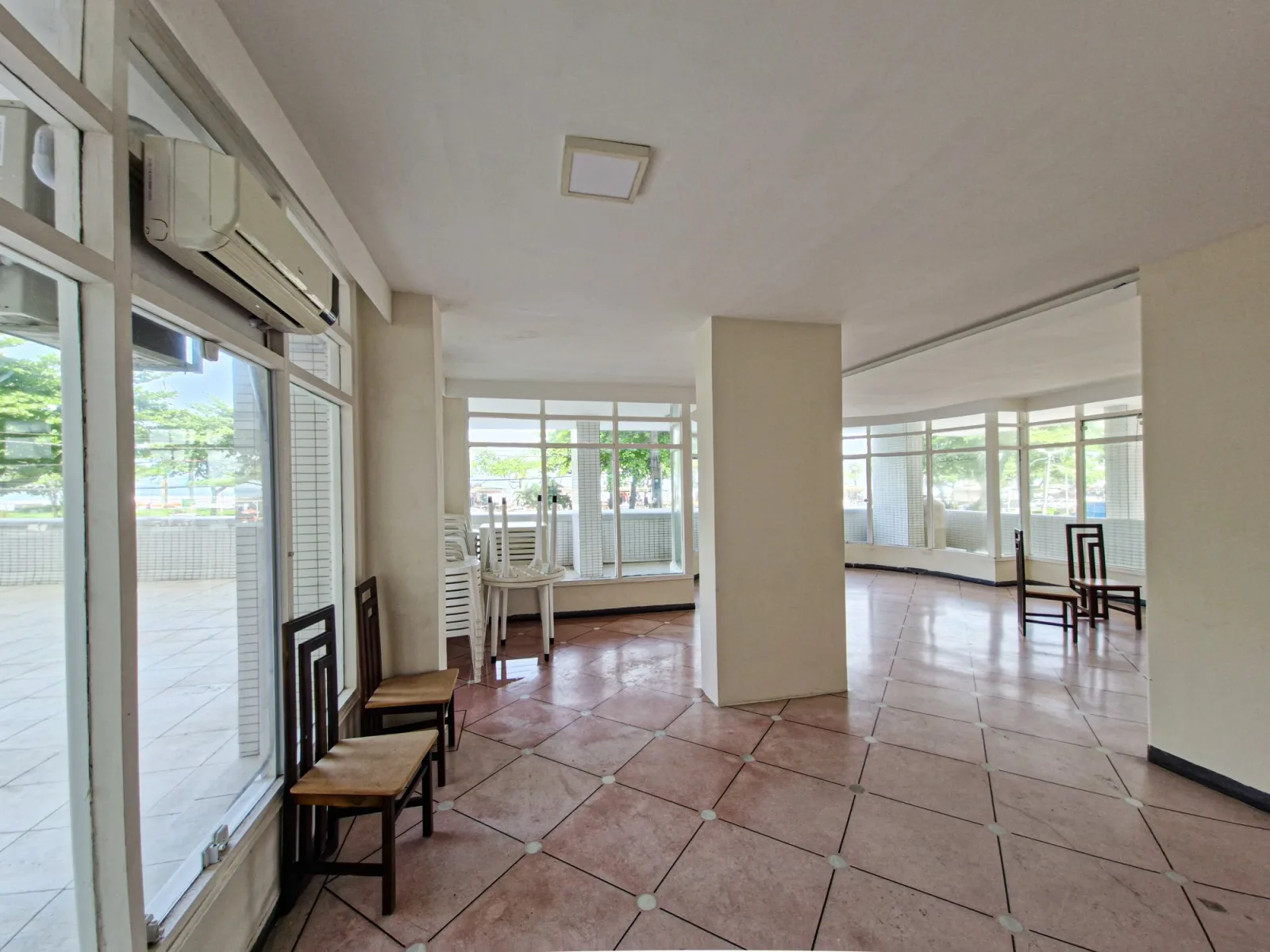 Ótimo Apartamento de 02 Dormitórios com suíte, Vista Mar, no Embaré em Santos - SP. — foto 17