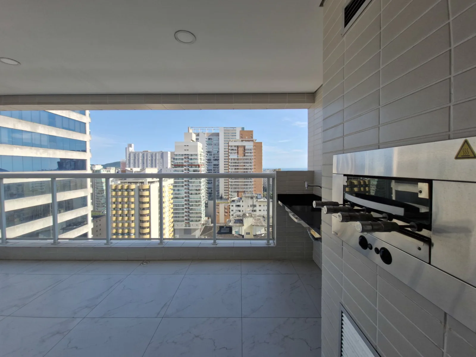 Esplêndido Apartamento de 02 dormitórios suítes, com linda vista mar, no Gonzaga, em Santos - SP. — foto 2