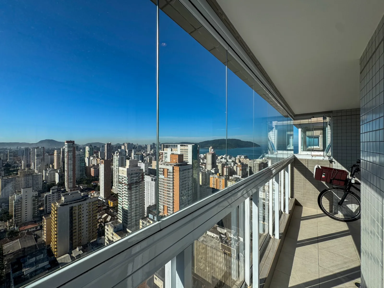 Vista infinita, sofisticação e praticidade neste lindo apartamento no coração do Gonzaga. — foto 4